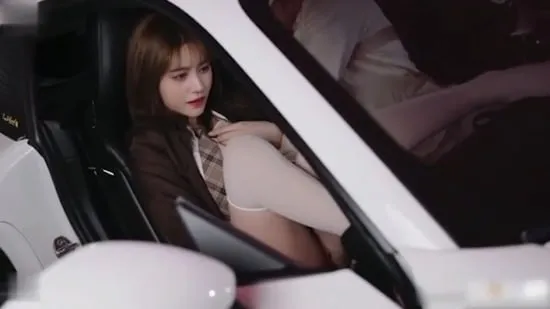 把妹妹按到车上猛操